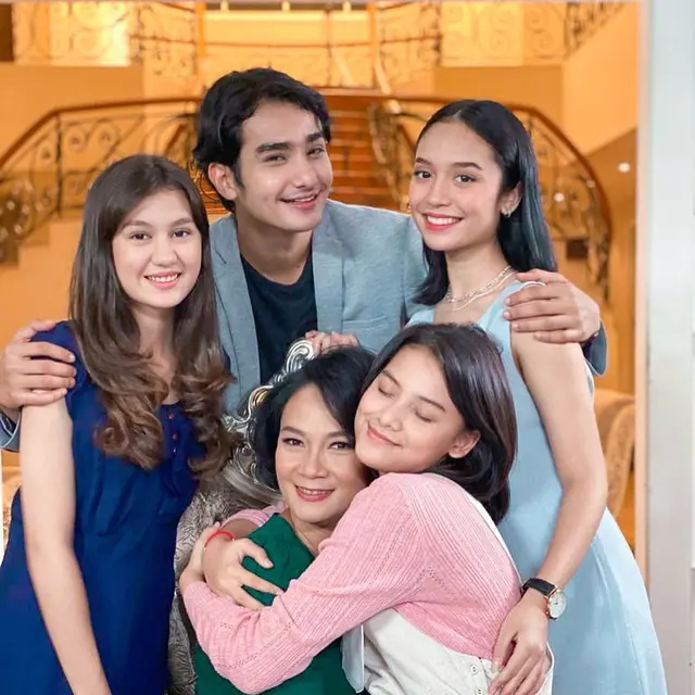 Mahdy Reza, Callista Arum, dan para pemain Buku Harian Seorang Istri. (Foto: Instagram @mahdyrez)