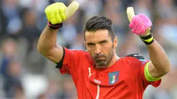 Gianluigi Buffon menjadi kiper aktif dengan penampilan terbanyak pada abad ke-21. Ia telah mengoleksi 901 penampilan baik di level klub maupun internasional. Saat ini, Boffon bermain untuk klub masa kecilnya, Parma. (AFP/Nicolas Tucat)