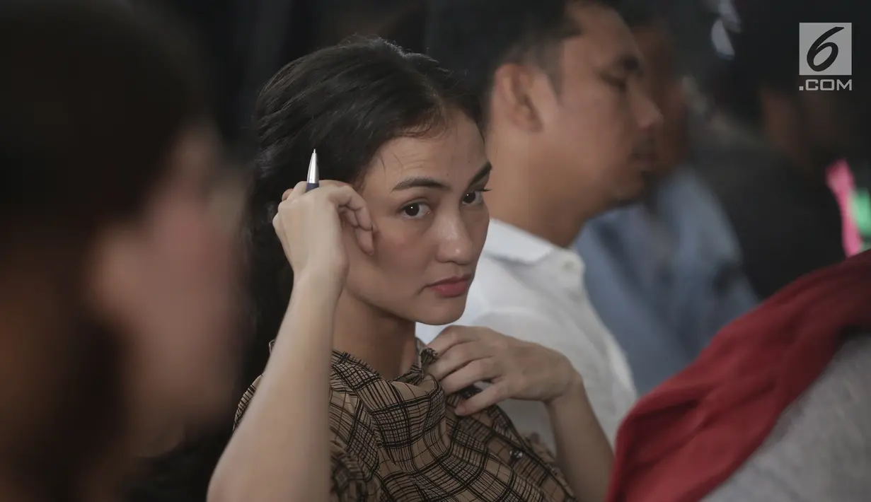 Aktris Atiqah Hasiholan menghadiri sidang lanjutan kasus dugaan penyebaran berita bohong atau hoaks dengan terdakwa Ratna Sarumpaet di PN Jakarta Selatan, Jakarta, Kamis (25/4). Sidang tersebut dengan agenda pemeriksaan saksi ahli yang dihadirkan oleh JPU. (Liputan6.com/Herman Zakharia)