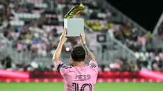 Penyerang Inter Miami asal Argentina, Lionel Messi, berpose dengan trofi MLS Golden Boot menjelang pertandingan playoff Major League Soccer (MLS) melawan Nashville SC di Chase Stadium, Fort Lauderdale, Florida, Amerika Serikat pada 24 Oktober 2025 waktu setempat atau Sabtu (25/10/2025) pagi WIB. (CHANDAN KHANNA/AFP)