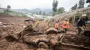 Dari laporan sementara terdapat 30 rumah yang tertimbun material longsor. Hingga kini, petugas pun masih melakukan pencarian terhadap korban yang tertimbun. Tampak dalam foto, tim penyelamat mencari korban yang terkubur longsor di Desa Pasirlangu, Bandung, Jawa Barat, pada Senin 26 Januari 2026. (Timur Matahari/AFP)