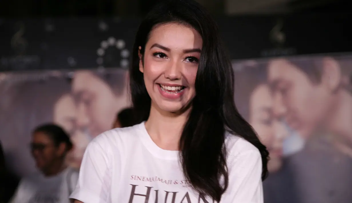 "Waktu sekolah kan ada pelajaran Bahasa Indonesia, ada puisi karya pak Sapardi, aku ngertiin puisinya. Walaupun aku sekolah di internasional school aku tetap belajar Bahasa Indonesia. Aku tau puisi Pak Sapardi jaman SMP gitu," kata Velove Vexia.