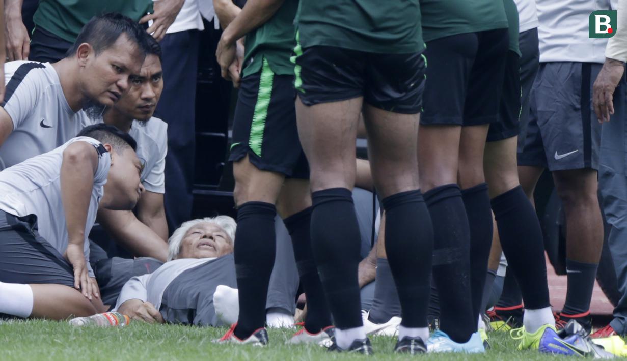Direktur Teknik PSSI, Danurwindo, terbaring pingsan usai memantau sesi latihan di Stadion Wibawa Mukti, Jawa Barat, Sabtu (03/11/2018). Danurwindo ambruk ketika seluruh tim dan ofisial melakukan sesi foto bersama. (Bola.com/M Iqbal Ichsan)