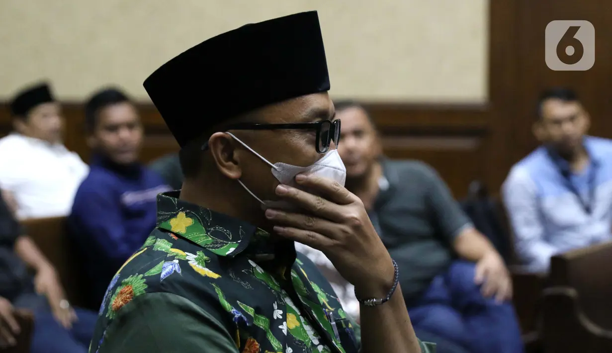 Terdakwa kasus suap dana hibah Kemenpora kepada KONI, Imam Nahrawi jelang menjalani sidang lanjutan di Pengadilan Tipikor Jakarta, Rabu (18/3/2020). Sidang lanjutan mantan Menteri Pemuda dan Olahraga Imam Nahrawi ini menyimak keterangan saksi-saksi. (Liputan6.com/Helmi Fithriansyah)
