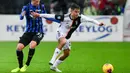 Striker Juventus, Paulo Dybala, berusaha melewati bek Atalanta, Hans Hateboer, pada laga Serie A Italia di Stadion Atleti Azzurri, Bergamo, Sabtu (23/11). Atalanta kalah 1-3 dari Juventus. (AFP/Miguel Medina)