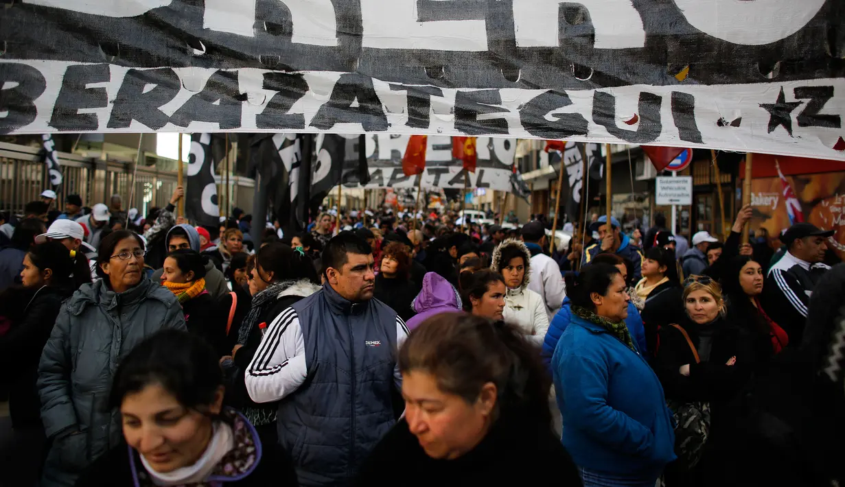 Puluhan ribu pekerja berkumpul di Plaza de Mayo, Buenos Aires, Argentina, Selasa (22/8). Kelompok serikat pekerja Argentina unjuk rasa memadati jalanan ibukota. (Victor R. Caivano/AP)