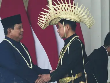 Presiden Prabowo Subianto bersalaman dengan Wakil Presiden Gibran Rakabuming Raka dalam upacara pengibaran bendera memperingati HUT ke-81 kemerdekaan RI di Istana Merdeka, Jakarta, Indonesia, Senin, 17 Agustus 2026. (Foto AP/Tatan Syuflana)