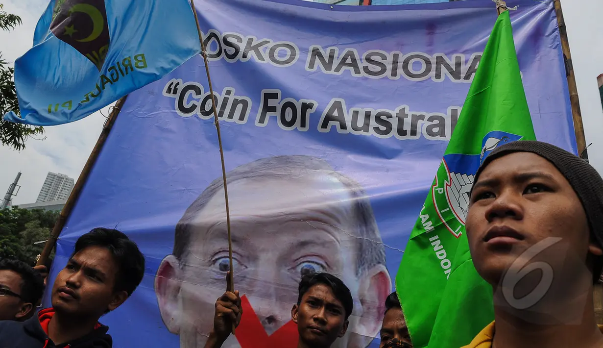 Sebelum menyerahkan koin, massa berdemo di depan Gedung Kedubes Australia dengan membawa berbagai spanduk, Jakarta, Selasa (10/3/2015). (Liputan6.com/Faizal Fanani)  
