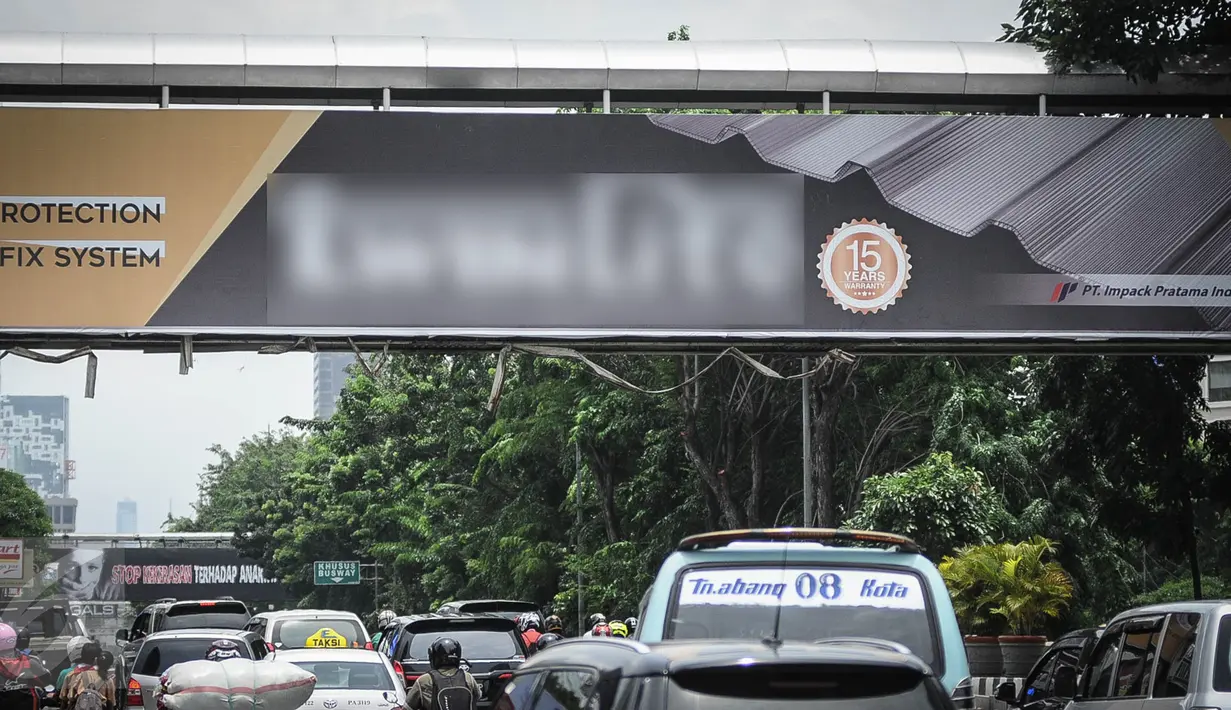 Kendaraan melintas di bawah JPO yang dipasangi papan iklan di kawasan Hayam Muruk, Jakarta, Rabu (28/9). Menyusul robohnya JPO di Pasar Minggu, Pemprov DKI bakal membuat Pergub larangan papan iklan dipasang di JPO. (Liputan6.com/Faizal Fanani)