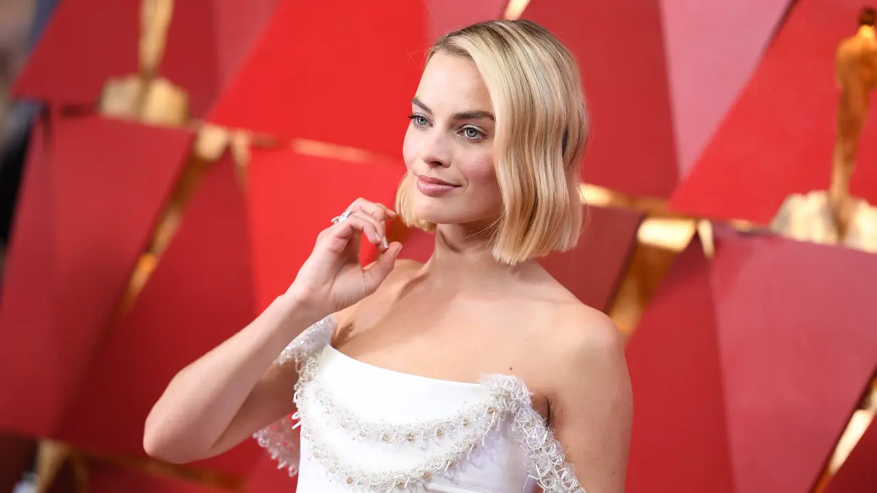 Kenakana Gaun Putih, Margot Robbie Tampil Menawan Saat Hadiri Academy Awards