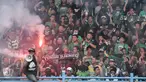 Ribuan suporter Persebaya Surabaya (Bonek) memadati Stadion Tugu, Koja, Jakarta Utara, Selasa (2/8). Mereka meminta PSSI mengembalikan status Persebaya 1927 sebagai klub yang sah dan ikut perhelatan Liga Indonesia.(Liputan6.com/Yoppy Renato)