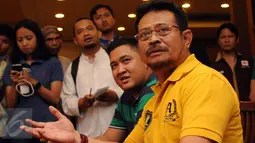 Syahrul Yasin Limpo menjawab pertanyaan terkait pencalonan dirinya sebagai Calon Ketua Umum Partai Golkar, Jakarta, Minggu (8/5/2016). Sebelumnya, Syahrul menolak memberi mahar Rp 1 miliar kepada panitia Munaslub. (Liputan6.com/Helmi Fithriansyah)