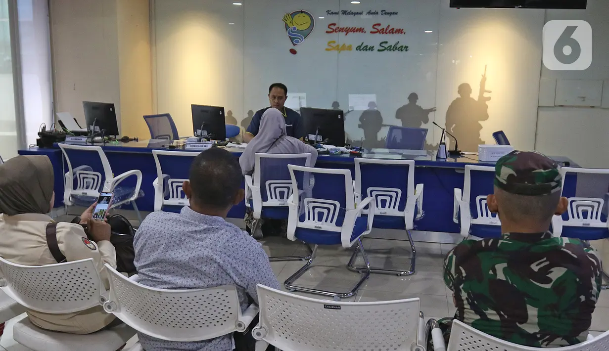 Nasabah asuransi mengantre di PT. Asabri (Persero), Jakarta, Kamis (16/1/2020). Dirut PT. Asabri Sonny Widjaja mengklarifikasi uang seluruh peserta Asabri, TNI, Polri dan ASN Kementerian Pertahanan Polri yang dikelola di Asabri aman, tidak hilang dan tidak dikorupsi. (Liputan6.com/Herman Zakharia)