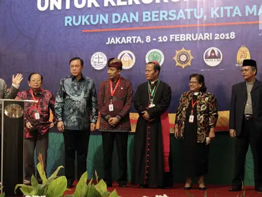 Utusan Khusus Presiden untuk Dialog dan Kerjasama Antaragama dan Peradaban (UKP-DKAP) Din Syamsuddin bersama perwakilan pemuka agama saat membuka Musyawarah Besar Pemuka Agama untuk Kerukunan Bangsa di Jakarta, Kamis (8/2). (Liputan6.com/Arya Manggala)
