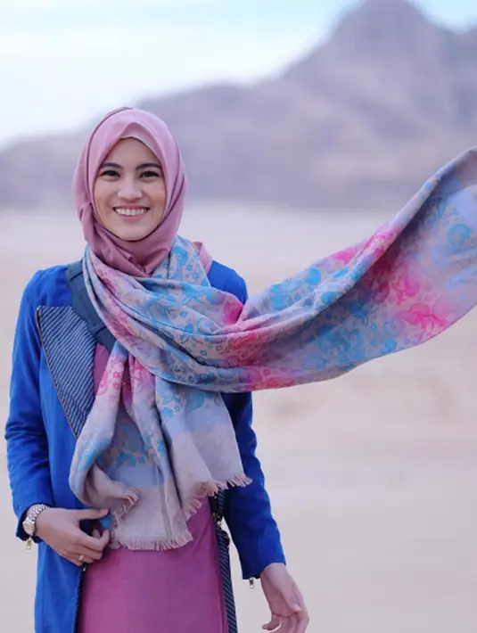 Alyssa Soebandono sudah mantap mengenakan hijabnya usai menikah dengan Dude Herlino. Alyssa mengaku dirinya bangga ketika banyak penggemarnya menjadikan dirinya sebagai salah satu inspirasi. (instagram/Bintang.com)