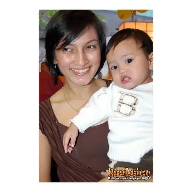 6 Potret Sarah Amalia Gendong Alleia Kecil, Momen Nonton Ariel Manggung Curi Perhatian