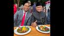 <p>Pelatih Timnas Indonesia, Patrick Kluivert (kiri) berfoto bersama dengan Dubes Indonesia untuk Belanda, Petahana Mayerfas saat menyantap nasi kuning setelah mengikuti upacara pengibaran bendera merah putih dalam perayaan hari ulang tahun kemerdekaan Indonesia ke-80 di KBRI Den Haag, Belanda, Minggu (17/08/2025). (Source: Twitter)</p>