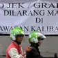 Spanduk penolakan ditujukan kepada Go-Jek dan Grab Bike terpasang di kawasan Kalibata City, Jakarta, Rabu (8/7/2015). Sejumlah pengojek regular menolak keberadaan layanan ojek online. (Liputan6.com/JohanTallo)