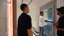 Setelah keluar dari lift, Raffi Ahmad memutuskan untuk turun menggunakan tangga darurat. Ia juga tak mau lagi iseng mencoba lift tersebut. [Youtube/Rans Entertainment]