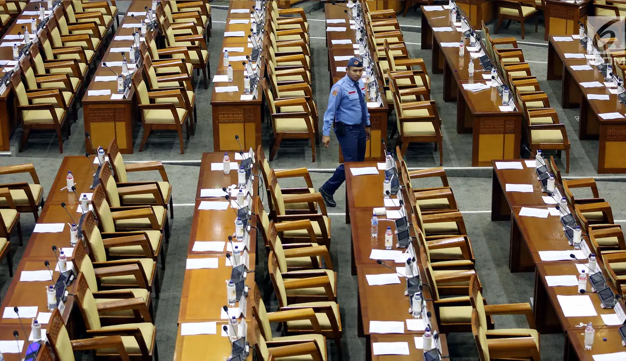 Anggota Pengamanan Dalam (Pamdal) mengecek Ruang Rapat Paripurna di Gedung Nusantara II, Kompleks Parlemen Senayan, Jakarta (13/9). Rapat paripurna yang salah satunya membahas RUU Terorisme itu hanya dihadiri 287 anggota DPR. (Liputan6.com/Johan Tallo)