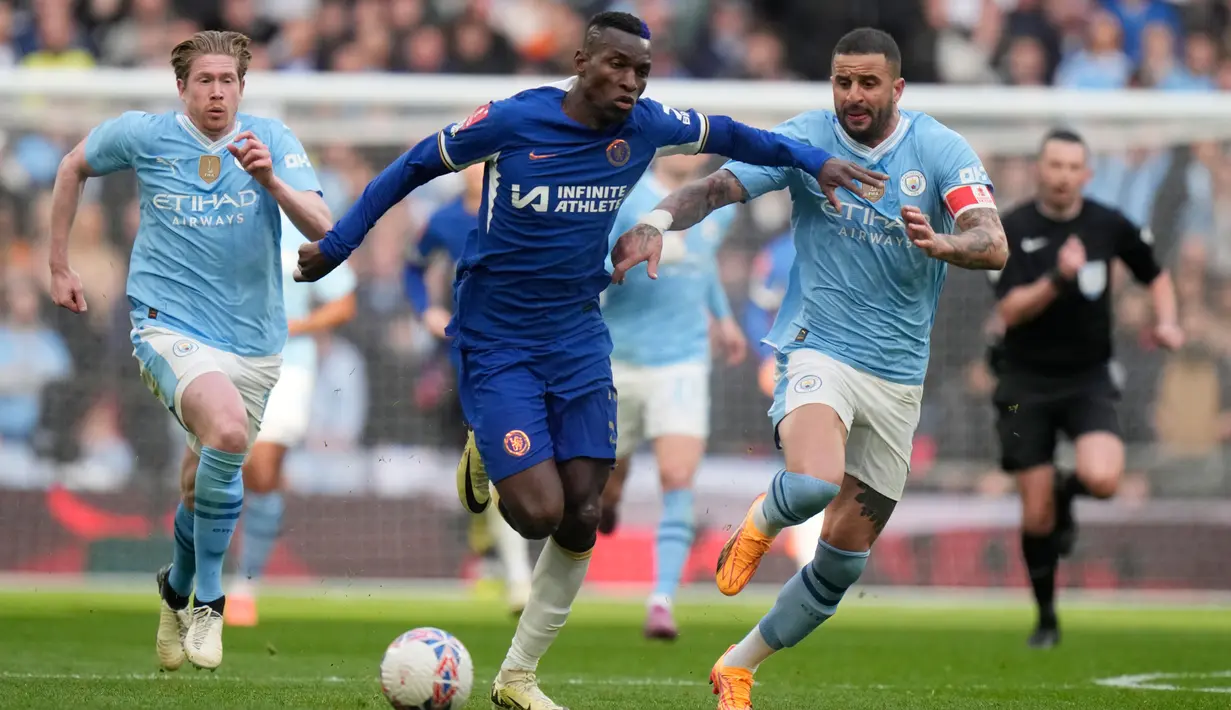 Usai turun minum, Chelsea mengambil inisiatif untuk menyerang pertahanan Manchester City. (AP Photo/Alastair Grant)