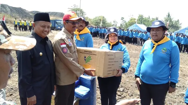 Wagub Jabar Uu Ruzhanul Ulum dan Wabup Garut Helmi Budiman, memberikan penghargaan bagi peserta teladan jambora Tagana Tingkat Jawa Barat