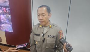 Kasi Humas Polres Metro Depok, AKP Made Budi memberikan penjelasan terkait teror bom di sepuluh sekolah wilayah Depok. (Liputan6.com/Dicky Agung Prihanto)