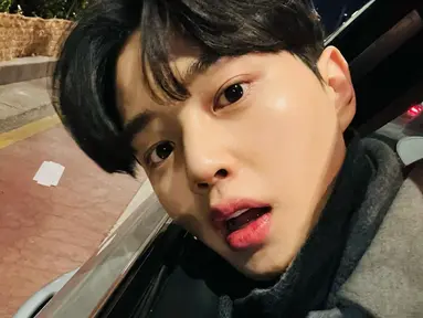 Siapa yang tidak tahu Song Kang? Song Kang adalah salah satu aktor asal Korea Selatan yang namanya kian melejit dari tahun ke tahun. (FOTO: instagram.com/songkang_b)