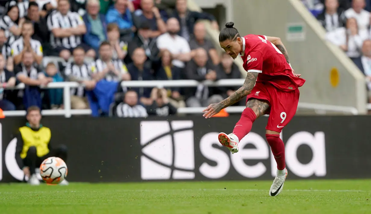 Liverpool mencatat kemenangan dramatis saat bertamu ke markas Newcastle United pada laga pekan ke-3 Liga Inggris 2023/2024. Bermain dengan 10 orang, The Reds mengalahkan tuan rumah 2-1 berkat gol Darwin Nunez. (Owen Humphreys/PA via AP)