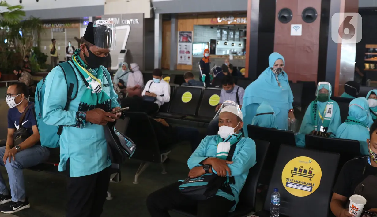 Jemaah umrah asal Indonesia saat berada di bandara Soekarno Hatta, Tangerang, Minggu (1/11/2020). Sementara itu Kementerian Agama memastikan jamaah Indonesia mulai bertolak ke Arab Saudi untuk melaksanakan ibadah umrah di dua kota suci Mekah dan Madinah mulai hari ini. (Liputan6.com/Angga Yuniar)