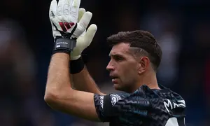 Kiper Chelsea asal Argentina, Emiliano Martínez, melambaikan tangan kepada para suporter seusai pertandingan Liga Inggris antara Chelsea dan Brighton and Hove Albion di Stamford Bridge, London, pada Minggu (30/8/2026).  (Adrian Dennis / AFP)