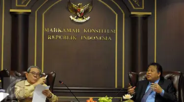 Ketua Komisi II DPR RI Rambe Kamaruzzaman (kiri) dan Ketua MK Arief Hidayat menggelar pertemuan konsultasi di Gedung MK, Jakarta, Kamis (14/4). Pertemuan itu membahas RUU Pilkada serta evaluasi pelaksanaan Pilkada serentak 2015 (Liputan6.com/Helmi Afandi)