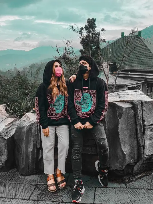 "Kita akan menikah Insya Allah semoga tidak ada halangan sebelum Ramadhan. Aku ngasih tau dia sampai kaget kali. Tapi tanggal-tanggalnya kita nggak mau ngasih tahu," ujar Atta Halilintar di kanal YouTube miliknya dikutip Sabtu (23/1/2021). (Instagram/attahalilintar)