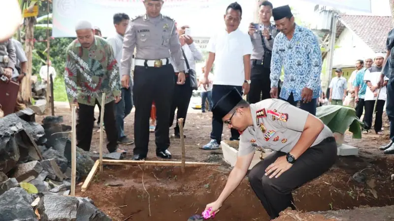 Polisi Asuh Yatim Piatu