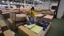 Seorang pekerja menyiapkan tempat tidur rumah sakit lapangan dalam gedung kargo di Bandara Internasional Don Mueang, Bangkok, Thailand, Kamis (29/7/2021). Otoritas kesehatan Thailand mendirikan rumah sakit lapangan menyusul peningkatan kasus COVID-19. (AP Photo/Sakchai Lalit)
