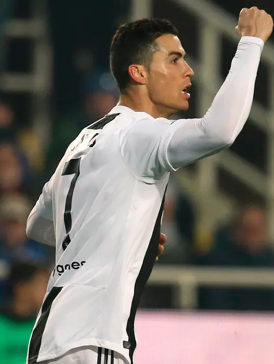 Striker Juventus, Cristiano Ronaldo merayakan golnya ke gawang Atalanta pada laga Serie A di Stadion Atleti Azzurri, Bergamo, Rabu (26/12). Ronaldo menyelamatkan Juventus dari kekalahan dalam laga yang berakhir dengan skor 2-2. (Paolo Magni/ANSA via AP)