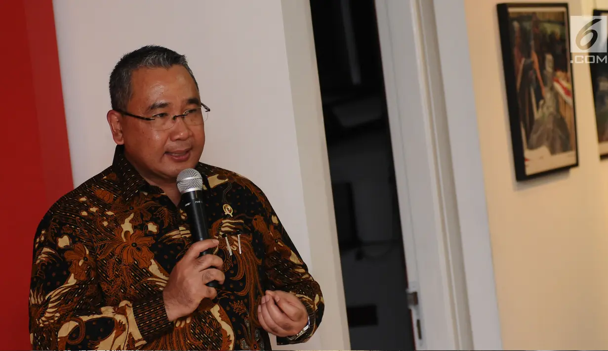 Menteri Desa, PDT dan Transmigrasi, Eko Putro Sandjojo memberi sambutan pada Peluncuran Buku Danau Toba dan Mangongkal Holi di Jakarta, Kamis (24/8). Peluncuran diwarnai pameran foto budaya Batak. (LIputan6.com/Helmi Fithriansyah)