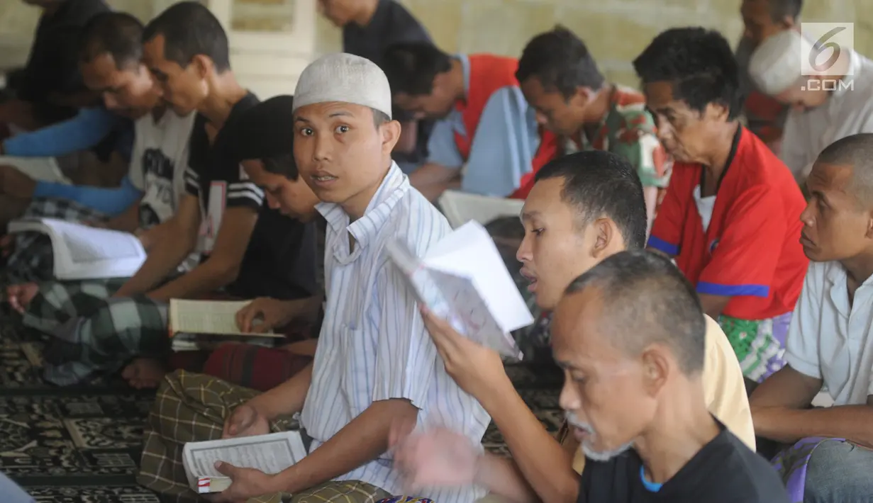 Santri mantan pecandu narkoba mengaji di Pesantren Rehabilitasi Narkoba Hikmah Syahadah, Pasir Nangka, Tigaraksa, Tangerang, Rabu (4/9/2019). Sekitar 50 santri yang umumnya mantan pecandu narkoba menjalani terapi penyembuhan di pesantren ini. (merdeka.com/Arie Basuki)
