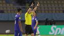 <p>Wasit Gustavo Tejera asal Uruguay memberikan isyarat setelah memeriksa VAR (Video assistant Referee) yang berpotensi terjadinya tendangan penalti dalam pertandingan Timnas Mali U-17 melawan Uzbekistan U-17 dalam babak penyisihan Grup B Piala Dunia U-17 2023 di Stadion Manahan, Solo, Jumat (10/11/2023). VAR baru pertama kali diterapkan dalam sebuah turnamen resmi di Indonesia. (Bola.com/Arief Bagus)</p>