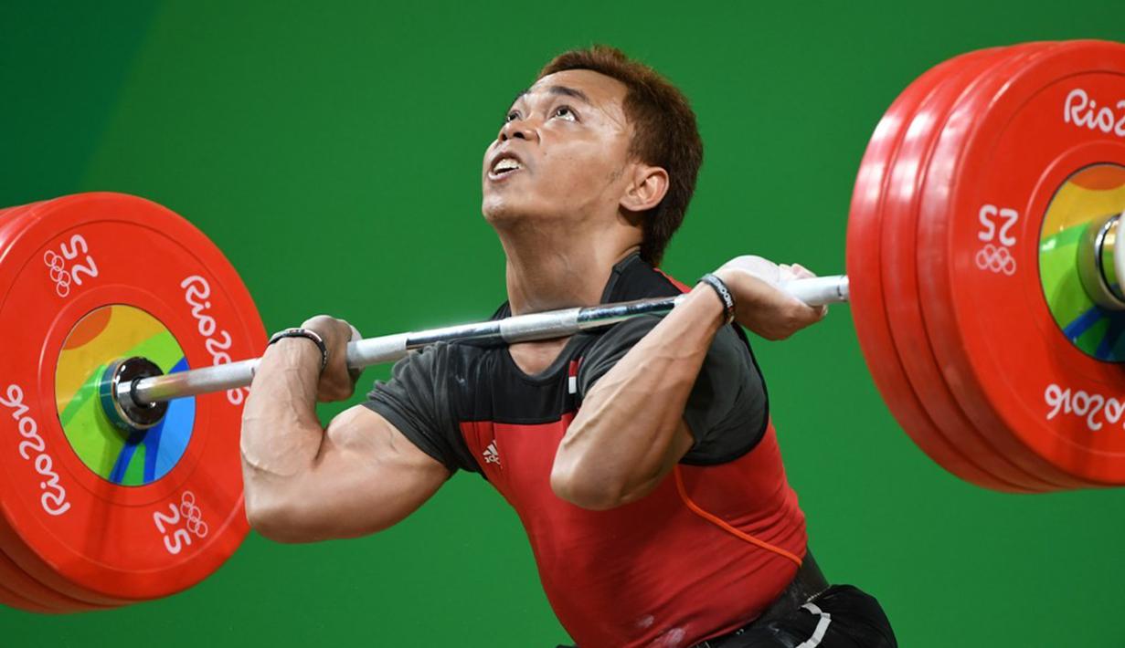Eko Yuli Irawan meraih medali perak setelah membukukan total angkatan 312 kg (142 kg Snatch dan 170 kg Clean dan Jerk). (AFP/Goh Chai Hin)