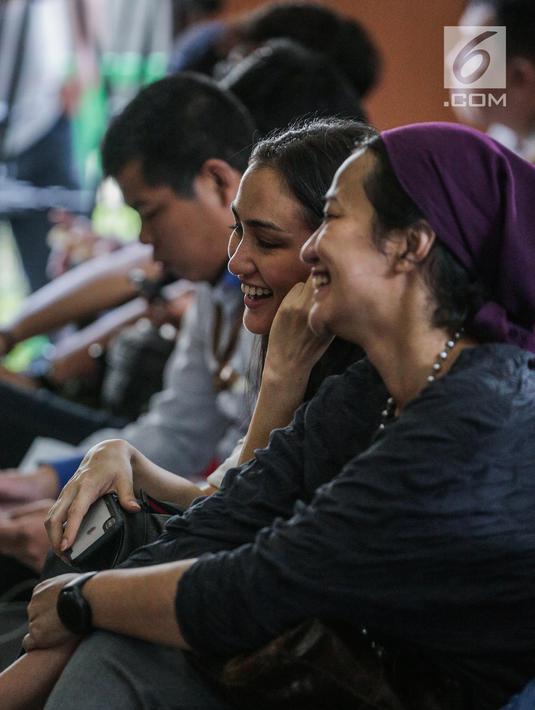 Atiqah Hasiholan dan Fathom Saulina menghadiri sidang tuntutan dengan terdakwa kasus dugaan penyebaran berita bohong atau hoaks Ratna Sarumpaet di PN Jakarta Selatan, Selasa (28/5/2019). Jaksa penuntut umum menuntut Ratna Sarumpaet dengan hukuman 6 tahun penjara. (Liputan6.com/Faizal Fanani)