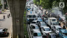 Kendaraan terjebak macet di Jalan Kapten Tendean, Mampang Prapatan, Jakarta, Senin (7/6/2021). Kemacetan arus lalu lintas dari arah Jalan Kapten Tendean menuju kawasan Blok M disebabkan penyempitan jalan karena adanya proyek galian SJUT yang memakan sebagian badan jalan. (Liputan6.com/Faizal Fanani)