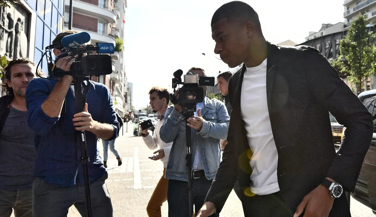 Penyerang Paris Saint-Germain, Kylian Mbappe tiba untuk menghadiri pertemuan dengan komite disiplin federasi sepakbola Prancis (FFF) di Paris, Kamis (20/9). Pertemuan membahas kartu merah yang didapat Mbappe saat menghadapi Nimes. (AFP/Lionel BONAVENTURE)