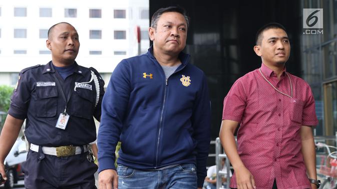 Bupati Pakpak Bharat Sumatera Utara, Remigo Yolanda Berutu (tengah) saat tiba di Gedung KPK, Jakarta, Minggu (18/11). Remigo Yolanda Berutu terkena OTT terkait dugaan penerimaan suap proyek di Dinas PUPR. (Liputan6.com/Helmi Fithriansyah)