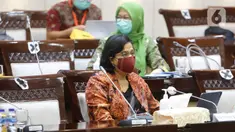 Menteri Keuangan Sri Mulyani Indrawati (kanan) mengikuti rapat kerja bersama Komisi XI DPR di Kompleks Parlemen, Senayan, Jakarta, Kamis (10/6/2021). Rapat tersebut membahas pagu indikatif Kementerian Keuangan dalam RAPBN 2022. (Liputan6.com/Angga Yuniar)