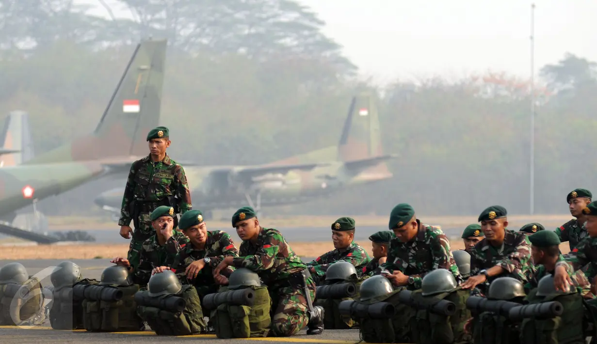 Anggota TNI yang tergabung dalam Satgas Pemadaman Kebakaran Hutan dan Lahan bersiap menuju Riau di Lanud Halim Perdanakusuma Jakarta, Selasa (27/10/2015). 1000 personil TNI kembali diberangkatkan untuk membantu BNPB. (Liputan6.com/Helmi Fithriansyah)