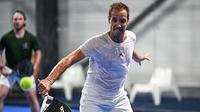Mantan petenis Prancis, Richard Gasquet (kanan), dan rekan setimnya Guillaume Lautier, bermain padel di Beziers Indoor Padel, Beziers, selatan Prancis, pada 22 Juli 2025. (AFP/Gabriel Bouys)
