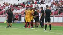 Pemain Sriwijaya FC Mahamadou Ndiaye bersama rekan setimnya melakukan selebrasi usai mencetak gol ke gawang PSMS Medan dalam laga perebutan tempat ketiga Piala Presiden di Stadion Gelora Bung Karno, Jakarta, Sabtu (17/2). (Liputan6.com/Arya Manggala)