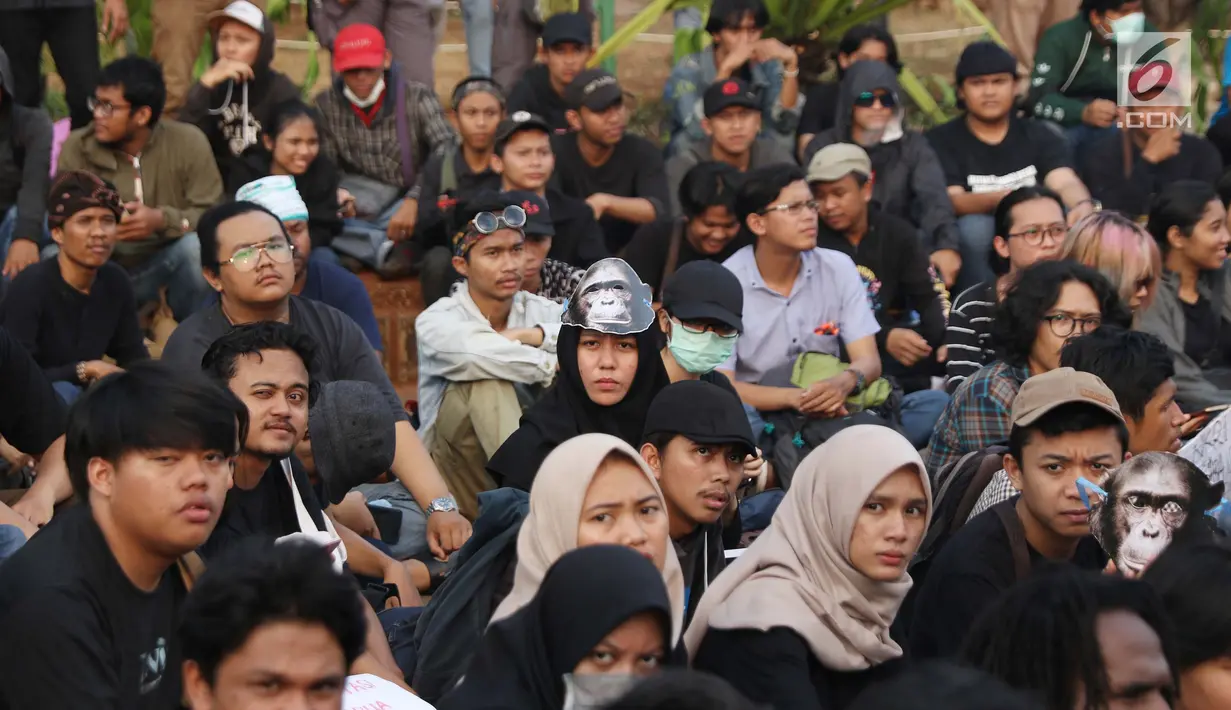Peserta Aksi Kamisan ke-598 berkumpul saat berunjuk rasa di depan Istana Merdeka, Jakarta, Kamis (22/8/2019). Aksi Kamisan ke-598 mengangkat permasalahan dan meminta pemerintah menghentikan kasus Rasisme, Kekerasan dan Diskriminasi yang terjadi di Papua. (Liputan6.com/Helmi Fithriansyah)
