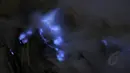 Api Biru atau "Blue Fire" menjadi salah satu daya tarik tersendiri yang ada di dalam kawah Gunung Ijen, Jawa Timur, (20/10/2014). (Liputan6.com/Helmi Fithriansyah)
